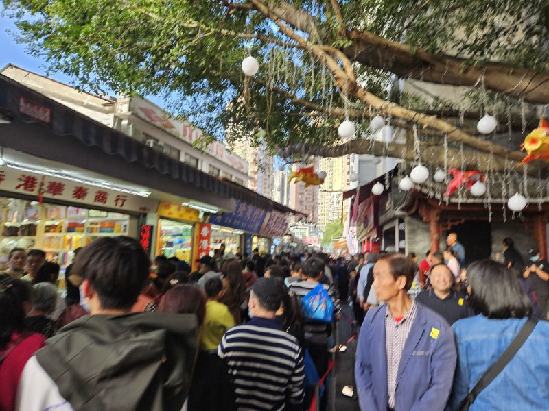 劝退出入关排队从大门口排到界碑