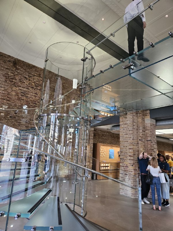 Convent Garden的Apple Store门面很低调，路过好几次不知道这个是AppleConvent Garden的Apple Store门面很低调，路过好几次不知道这个是Apple