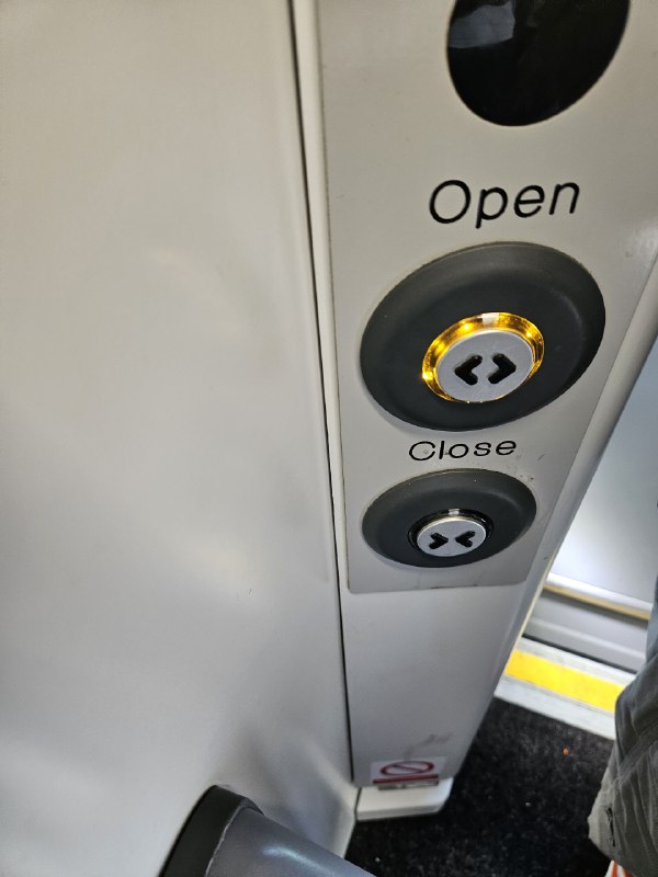 小细节：英国的火车到站是默认不开门的，需要按按钮打开