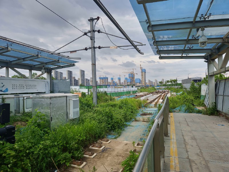 某处废弃的电车站台