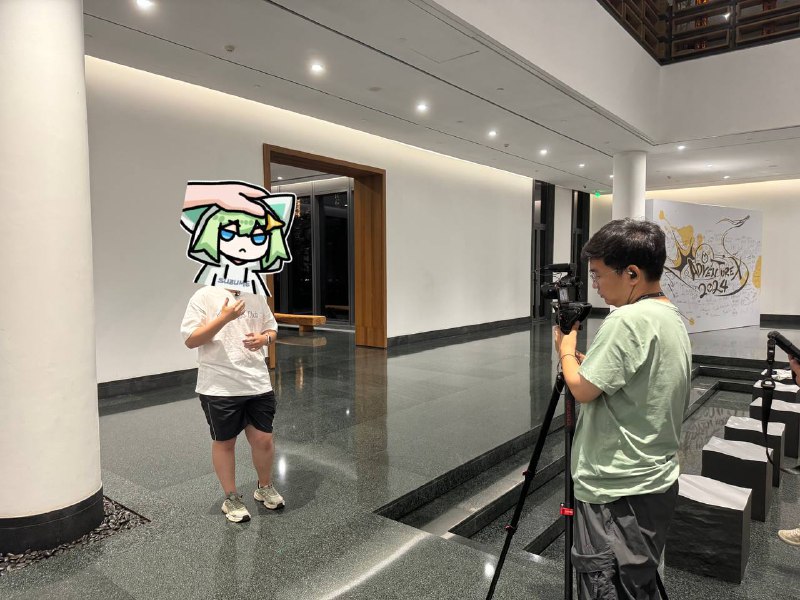 补一张adventureX倒数第二天夜里被媒体老师采访图里被采访的是烟老板我们前一天就被媒体老师预定了，但是事先没通知问题有哪些，但是烟波临场反应很强很能说本I人没法直视镜头，再加上要临场根本没法想清楚怎么回答，最后媒体老师看我实在太紧张让我照着写好的内容念了一下就走了😭我们后来还想补充一下呼吁改善应试教育的内容，媒体老师不让说😇那天下午赶紧让烟老板印了web3 club的文化衫好做宣传，本来准备一人一件，但加急费用要100一件，明着抢，所以后来只印了这一件