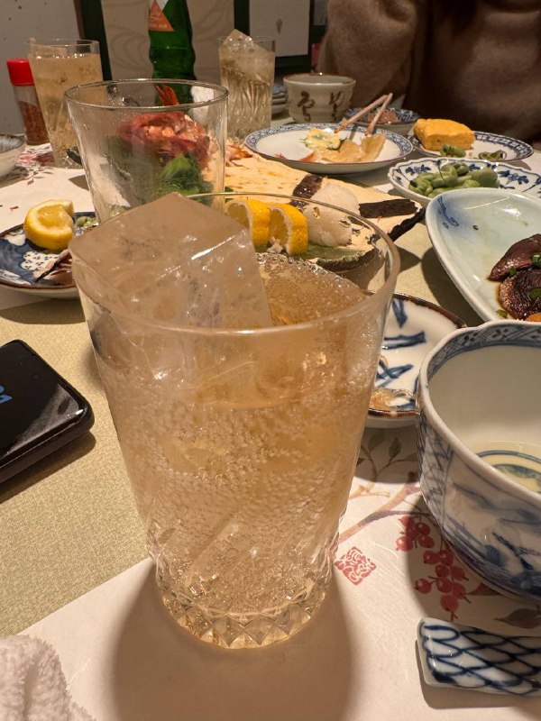 见了前辈，吃到了一家正宗小酒馆聊了很多聊到打烊喝了一杯生啤，三杯姜汁汽水下酒菜有鱼皮、河豚唐扬、厚蛋烧很难忘的一晚#吃点好见了前辈，吃到了一家正宗小酒馆聊了很多聊到打烊喝了一杯生啤，三杯姜汁汽水下酒菜有鱼皮、河豚唐扬、厚蛋烧很难忘的一晚#吃点好