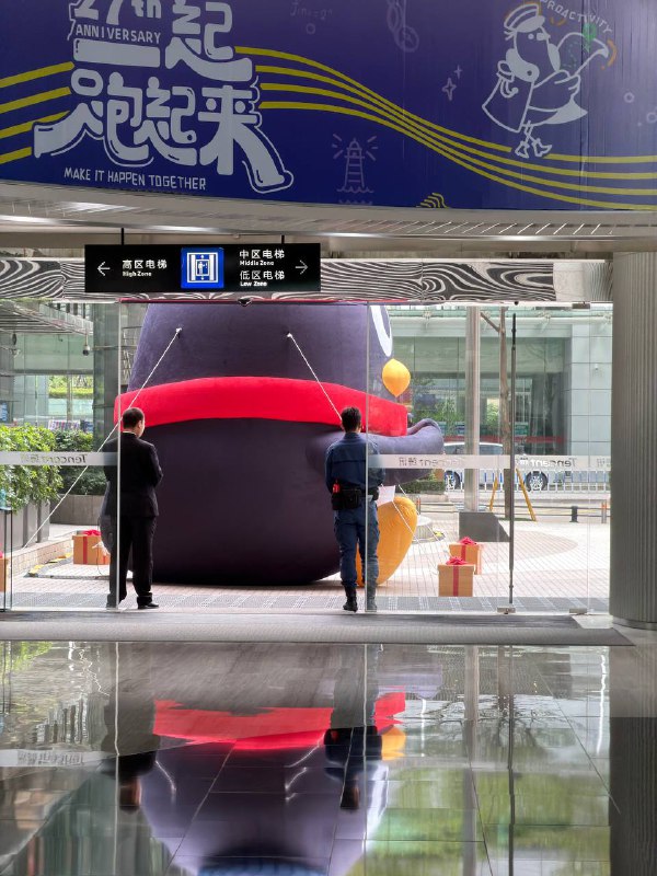 楼下停了一只巨大偷感鹅