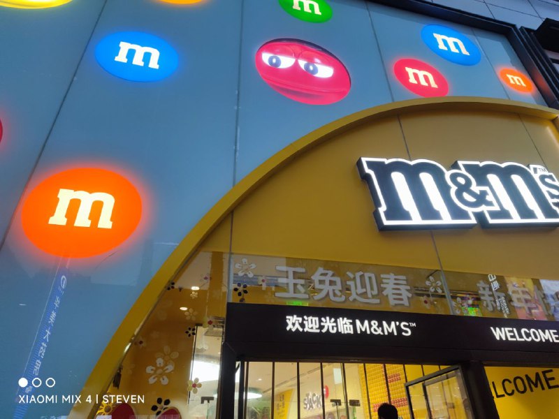 M&M旗舰店一整面墙的M豆按斤卖M&M旗舰店一整面墙的M豆按斤卖