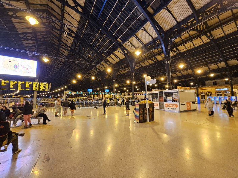 回剑桥~虽然不是这个站的票，但和工作人员说明情况直接开门让我们进了坐一等座（嗯，这里是可以随便坐的，没有固定座位）回剑桥~虽然不是这个站的票，但和工作人员说明情况直接开门让我们进了坐一等座（嗯，这里是可以随便坐的，没有固定座位）