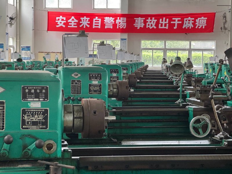 主播已经在踩缝纫机了😭