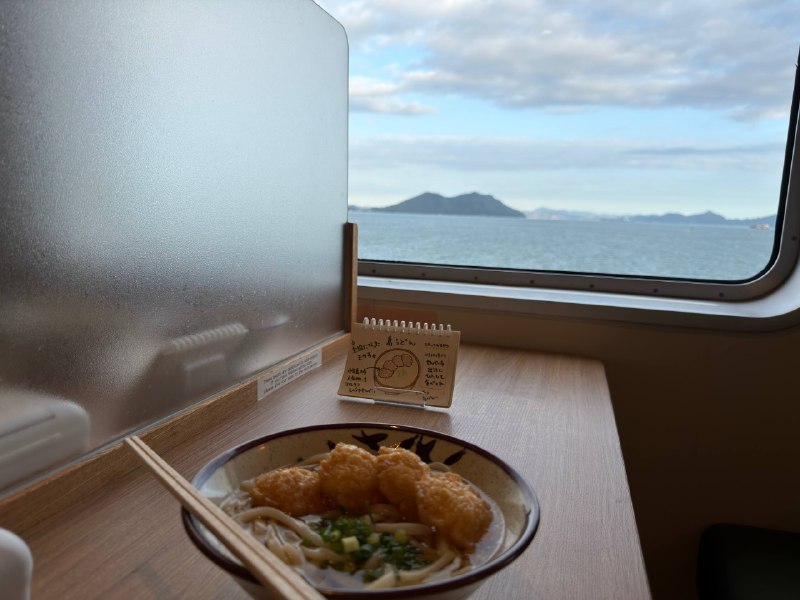 船上有现做的小豆岛特产的酱油饼乌冬，才400多日币好吃好吃船上有现做的小豆岛特产的酱油饼乌冬，才400多日币好吃好吃