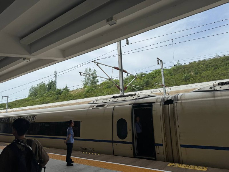 被学校卖到鬼偏的地方实习，连坐五个多小时高铁又转大巴，信号只有两格4G，住宿区装修的像监狱，周围都没什么小店，楼下小卖部比罗森还贵，我都不知道接下来两个星期怎么过又因为学校耽误了半个月时间😇被学校卖到鬼偏的地方实习，连坐五个多小时高铁又转大巴，信号只有两格4G，住宿区装修的像监狱，周围都没什么小店，楼下小卖部比罗森还贵，我都不知道接下来两个星期怎么过又因为学校耽误了半个月时间😇