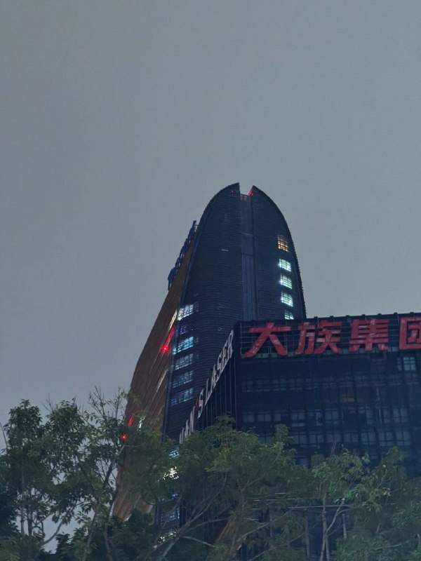 从香港回来了早上十点多自然醒，去公司吃了午饭，下午去签注机续签，现场做攻略在罗湖闸外工银亚洲 VTM 尝试开户，耗时两小时，期间提供了包括证件、内地多个银行的账单（并解释交易记录）、香港银行的账单（并解释交易记录）、住房合同、学生证、实习证明、留学 offer 等等材料，之后 staff 微笑告诉我被拒绝了🫠之后行程非常紧，深水埗吃了晚饭，开始扫街，顺路去中环 apple store 消费了一下很久没去apple store 买过东西了，感觉像进去买菜：“这个怎么卖的，给我来一个”22:00 左右从中环出发，从罗湖坐 line 1 回家，大概 0:00 左右路上看到了腾大的灯还亮着，大概是元宝从香港回来了早上十点多自然醒，去公司吃了午饭，下午去签注机续签，现场做攻略在罗湖闸外工银亚洲 VTM 尝试开户，耗时两小时，期间提供了包括证件、内地多个银行的账单（并解释交易记录）、香港银行的账单（并解释交易记录）、住房合同、学生证、实习证明、留学 offer 等等材料，之后 staff 微笑告诉我被拒绝了🫠之后行程非常紧，深水埗吃了晚饭，开始扫街，顺路去中环 apple store 消费了一下很久没去apple store 买过东西了，感觉像进去买菜：“这个怎么卖的，给我来一个”22:00 左右从中环出发，从罗湖坐 line 1 回家，大概 0:00 左右路上看到了腾大的灯还亮着，大概是元宝