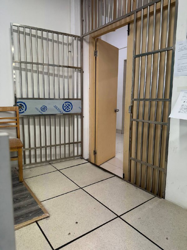 一人拿了一张纸问了下要干嘛，原来是要“写代码”（字面意义上的）不知道还以为在看守所写悔过书😅一人拿了一张纸问了下要干嘛，原来是要“写代码”（字面意义上的）不知道还以为在看守所写悔过书😅