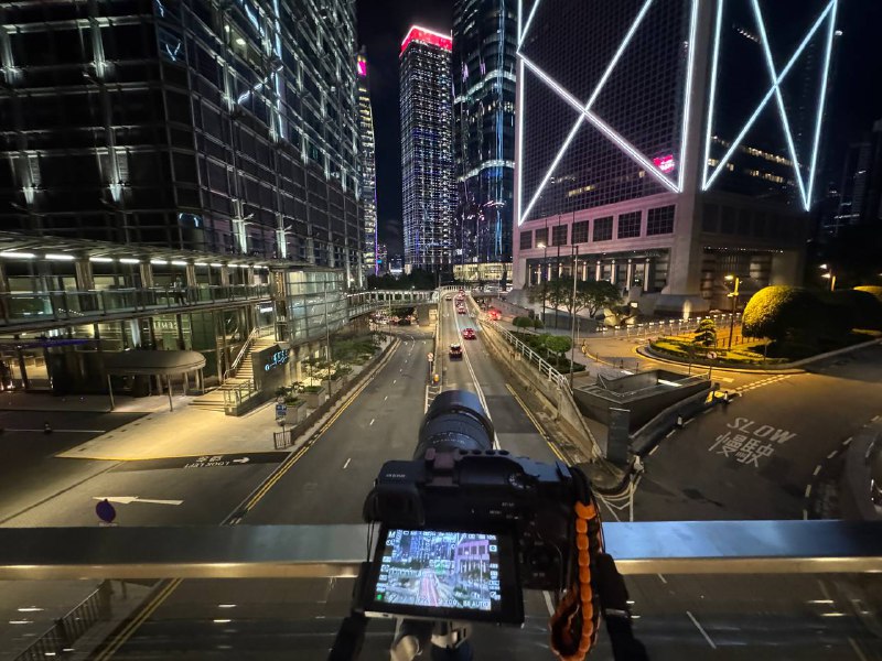 从香港回来了早上十点多自然醒，去公司吃了午饭，下午去签注机续签，现场做攻略在罗湖闸外工银亚洲 VTM 尝试开户，耗时两小时，期间提供了包括证件、内地多个银行的账单（并解释交易记录）、香港银行的账单（并解释交易记录）、住房合同、学生证、实习证明、留学 offer 等等材料，之后 staff 微笑告诉我被拒绝了🫠之后行程非常紧，深水埗吃了晚饭，开始扫街，顺路去中环 apple store 消费了一下很久没去apple store 买过东西了，感觉像进去买菜：“这个怎么卖的，给我来一个”22:00 左右从中环出发，从罗湖坐 line 1 回家，大概 0:00 左右路上看到了腾大的灯还亮着，大概是元宝从香港回来了早上十点多自然醒，去公司吃了午饭，下午去签注机续签，现场做攻略在罗湖闸外工银亚洲 VTM 尝试开户，耗时两小时，期间提供了包括证件、内地多个银行的账单（并解释交易记录）、香港银行的账单（并解释交易记录）、住房合同、学生证、实习证明、留学 offer 等等材料，之后 staff 微笑告诉我被拒绝了🫠之后行程非常紧，深水埗吃了晚饭，开始扫街，顺路去中环 apple store 消费了一下很久没去apple store 买过东西了，感觉像进去买菜：“这个怎么卖的，给我来一个”22:00 左右从中环出发，从罗湖坐 line 1 回家，大概 0:00 左右路上看到了腾大的灯还亮着，大概是元宝