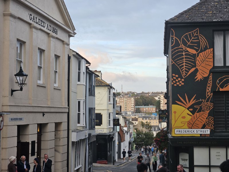 BrightonFish & chips老板和老板娘应该是印度人交流起来有点费劲不过还是很热心的BrightonFish & chips老板和老板娘应该是印度人交流起来有点费劲不过还是很热心的