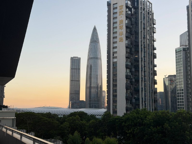 好久没游泳了今天去粤海文体游了1h粤海文体的位置还是很好的，游泳馆可以开阔地看到南山的高楼大厦和夕阳装修和设施非常有我厂的味道，甚至在门口和存包柜普及了刷掌感觉游泳是个很夯的运动，可以摆脱互联网和一切外界的声音，能感受到的只有平静的水声和模糊的视线，创造很好的独处环境小时候学游泳怎么都学不会换气，今年游过几次后就掌握了，以后每周可以抽一两天下班过来游一下好久没游泳了今天去粤海文体游了1h粤海文体的位置还是很好的，游泳馆可以开阔地看到南山的高楼大厦和夕阳装修和设施非常有我厂的味道，甚至在门口和存包柜普及了刷掌感觉游泳是个很夯的运动，可以摆脱互联网和一切外界的声音，能感受到的只有平静的水声和模糊的视线，创造很好的独处环境小时候学游泳怎么都学不会换气，今年游过几次后就掌握了，以后每周可以抽一两天下班过来游一下