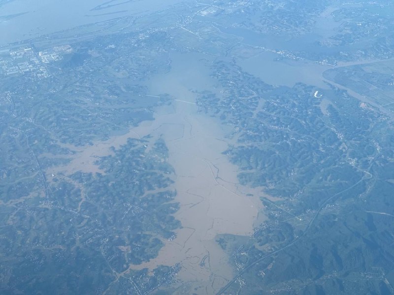 湖北/江西上空能看到很多田泡在水里似乎很严重…