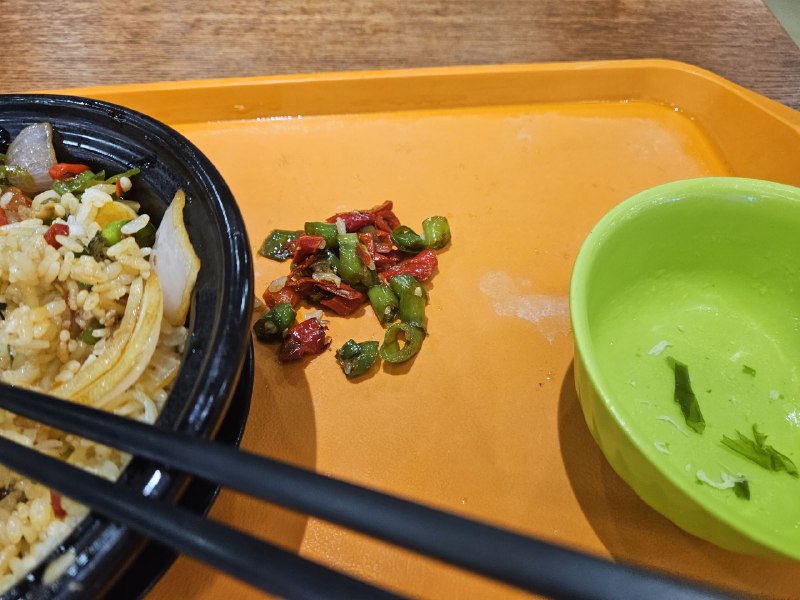 这是一个悲伤的故事一碗饭半碗辣椒吃了几口全倒了注：学校食堂这是一个悲伤的故事一碗饭半碗辣椒吃了几口全倒了注：学校食堂