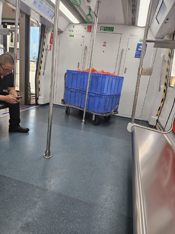 深圳地铁怎么还拉货呢