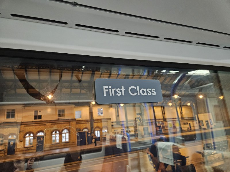 回剑桥~虽然不是这个站的票，但和工作人员说明情况直接开门让我们进了坐一等座（嗯，这里是可以随便坐的，没有固定座位）回剑桥~虽然不是这个站的票，但和工作人员说明情况直接开门让我们进了坐一等座（嗯，这里是可以随便坐的，没有固定座位）