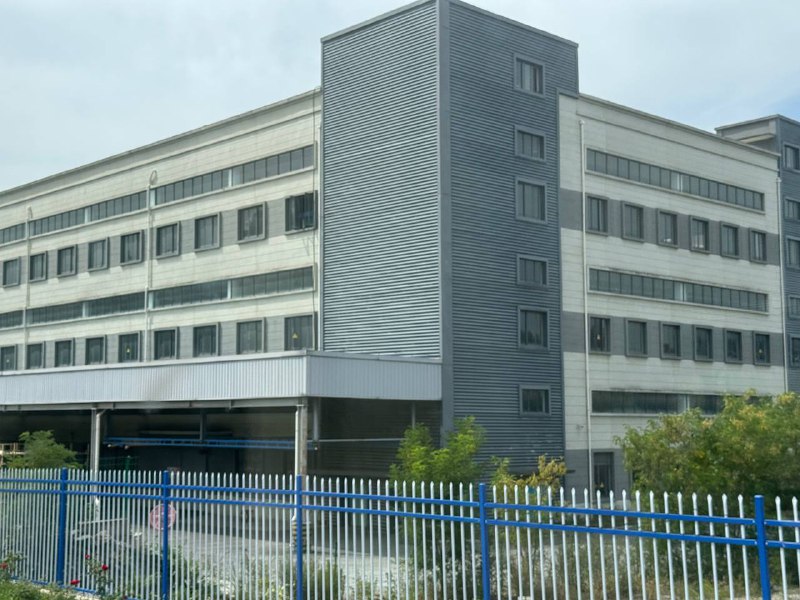 被学校卖到鬼偏的地方实习，连坐五个多小时高铁又转大巴，信号只有两格4G，住宿区装修的像监狱，周围都没什么小店，楼下小卖部比罗森还贵，我都不知道接下来两个星期怎么过又因为学校耽误了半个月时间😇被学校卖到鬼偏的地方实习，连坐五个多小时高铁又转大巴，信号只有两格4G，住宿区装修的像监狱，周围都没什么小店，楼下小卖部比罗森还贵，我都不知道接下来两个星期怎么过又因为学校耽误了半个月时间😇