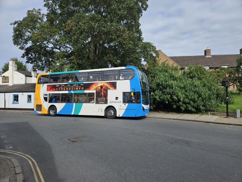 共享电单皇家邮政的车一辆有奥本海默海报的公交共享电单皇家邮政的车一辆有奥本海默海报的公交