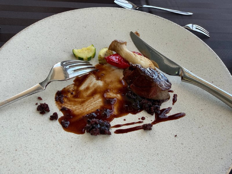 分享一下中午的fine dining法餐位于JR CLEMENT酒店楼顶160CNY左右就可以吃一整个法餐set并且欣赏极致的海港风景分享一下中午的fine dining法餐位于JR CLEMENT酒店楼顶160CNY左右就可以吃一整个法餐set并且欣赏极致的海港风景