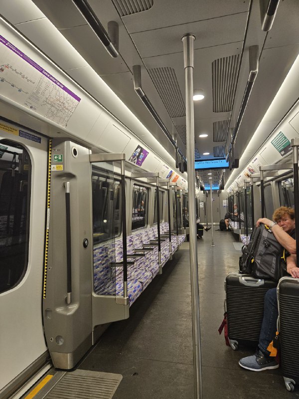 伊丽莎白线内饰不错，比伦敦市区又老又破的线路强点伊丽莎白线内饰不错，比伦敦市区又老又破的线路强点