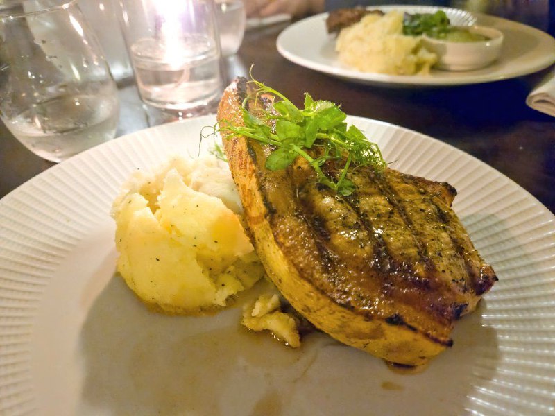 晚餐 猪排，£25肉排很厚，鲜嫩多汁，配上土豆泥很香和服务员简单聊了点，她是巴西人，年收入£27000，每个月往家里寄钱养家糊口晚餐 猪排，£25肉排很厚，鲜嫩多汁，配上土豆泥很香和服务员简单聊了点，她是巴西人，年收入£27000，每个月往家里寄钱养家糊口