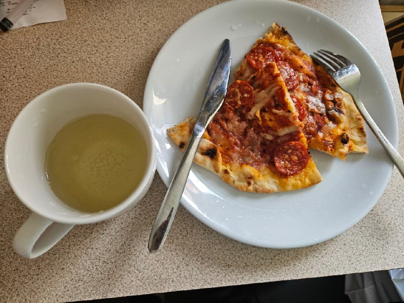 挂壁晚饭：微波炉热的披萨+果酒