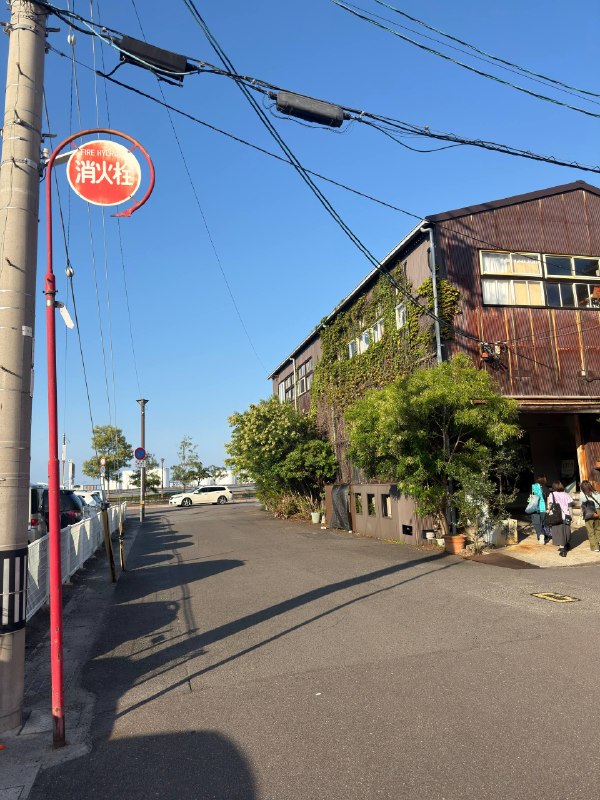 在高松的北浜找到一家咖啡店，旧集装箱改造的找了个一人独享海景的位置，吃些甜品，一会开始给朋友们写信✉️在高松的北浜找到一家咖啡店，旧集装箱改造的找了个一人独享海景的位置，吃些甜品，一会开始给朋友们写信✉️