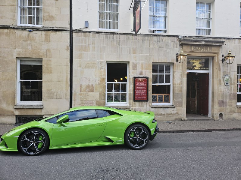 兰博基尼和eagle酒吧（这辆车天天晚上在剑桥的街道上轰，看到好几天了）