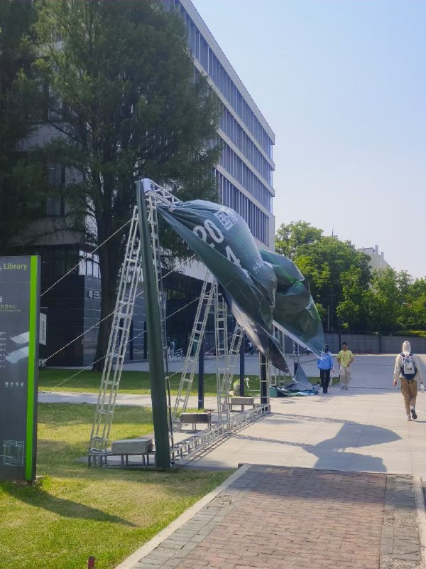 刮了一上午的妖风，宿舍门被反复推开，树干被刮断把电线扯下来了刮了一上午的妖风，宿舍门被反复推开，树干被刮断把电线扯下来了