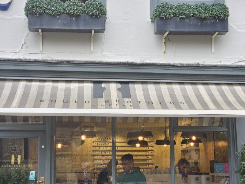 Cambridge Union出来是一家咖啡店，点了flat white小姐姐很可爱，拉花很漂亮消费£3.4Cambridge Union出来是一家咖啡店，点了flat white小姐姐很可爱，拉花很漂亮消费£3.4