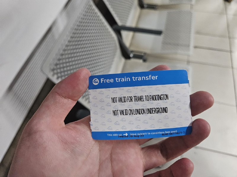 伊丽莎白线内饰不错，比伦敦市区又老又破的线路强点伊丽莎白线内饰不错，比伦敦市区又老又破的线路强点