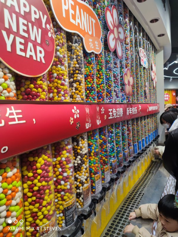 M&M旗舰店一整面墙的M豆按斤卖M&M旗舰店一整面墙的M豆按斤卖
