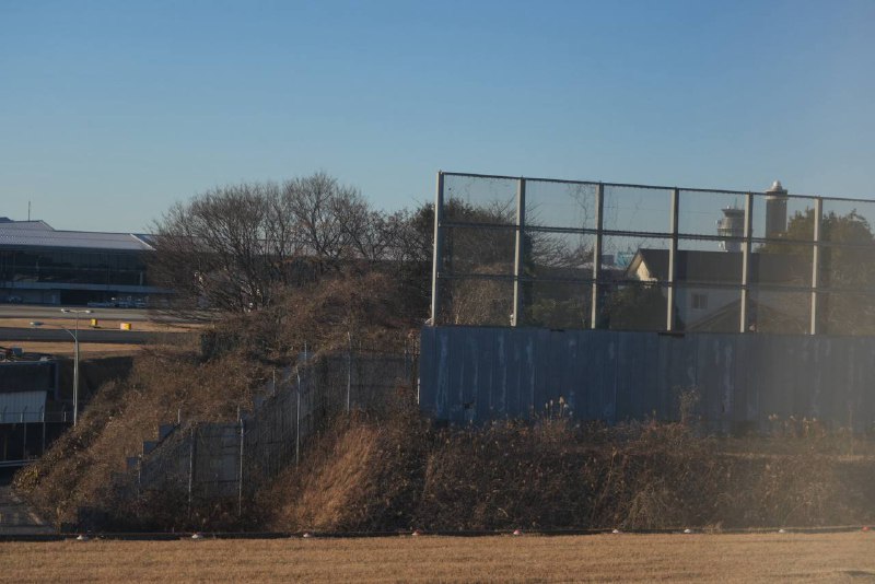成田机场跑道中央，传说中的神人钉子户（可以上wiki了解一下日共为了不让建机场整的活）