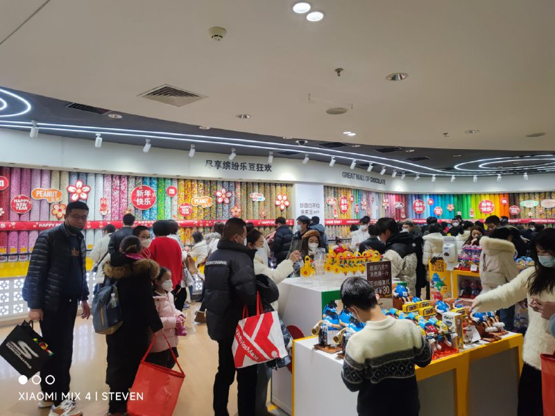 M&M旗舰店一整面墙的M豆按斤卖M&M旗舰店一整面墙的M豆按斤卖