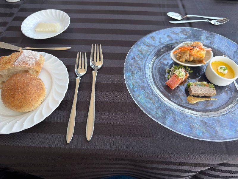 分享一下中午的fine dining法餐位于JR CLEMENT酒店楼顶160CNY左右就可以吃一整个法餐set并且欣赏极致的海港风景分享一下中午的fine dining法餐位于JR CLEMENT酒店楼顶160CNY左右就可以吃一整个法餐set并且欣赏极致的海港风景