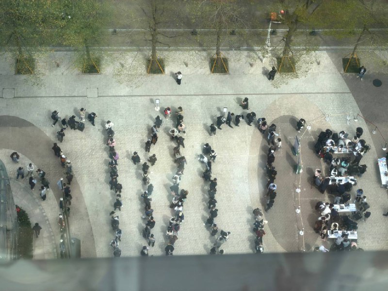 楼下在给人装OpenClaw…无敌了