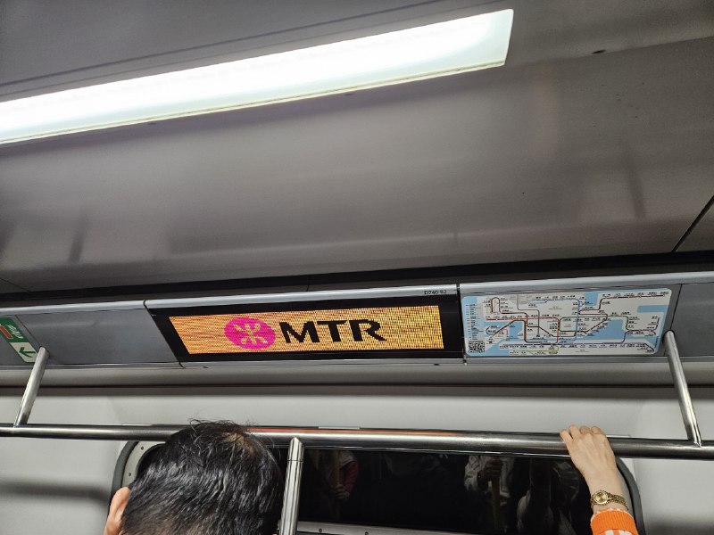 终于把点阵屏的MTR logo拍下来了