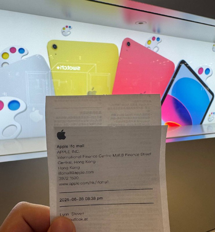 从香港回来了早上十点多自然醒，去公司吃了午饭，下午去签注机续签，现场做攻略在罗湖闸外工银亚洲 VTM 尝试开户，耗时两小时，期间提供了包括证件、内地多个银行的账单（并解释交易记录）、香港银行的账单（并解释交易记录）、住房合同、学生证、实习证明、留学 offer 等等材料，之后 staff 微笑告诉我被拒绝了🫠之后行程非常紧，深水埗吃了晚饭，开始扫街，顺路去中环 apple store 消费了一下很久没去apple store 买过东西了，感觉像进去买菜：“这个怎么卖的，给我来一个”22:00 左右从中环出发，从罗湖坐 line 1 回家，大概 0:00 左右路上看到了腾大的灯还亮着，大概是元宝从香港回来了早上十点多自然醒，去公司吃了午饭，下午去签注机续签，现场做攻略在罗湖闸外工银亚洲 VTM 尝试开户，耗时两小时，期间提供了包括证件、内地多个银行的账单（并解释交易记录）、香港银行的账单（并解释交易记录）、住房合同、学生证、实习证明、留学 offer 等等材料，之后 staff 微笑告诉我被拒绝了🫠之后行程非常紧，深水埗吃了晚饭，开始扫街，顺路去中环 apple store 消费了一下很久没去apple store 买过东西了，感觉像进去买菜：“这个怎么卖的，给我来一个”22:00 左右从中环出发，从罗湖坐 line 1 回家，大概 0:00 左右路上看到了腾大的灯还亮着，大概是元宝