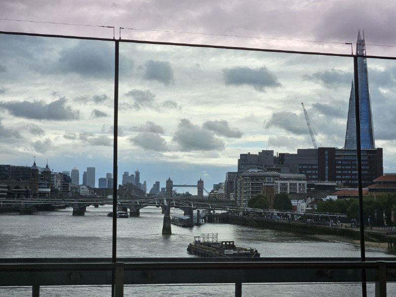 是在桥上的一个站