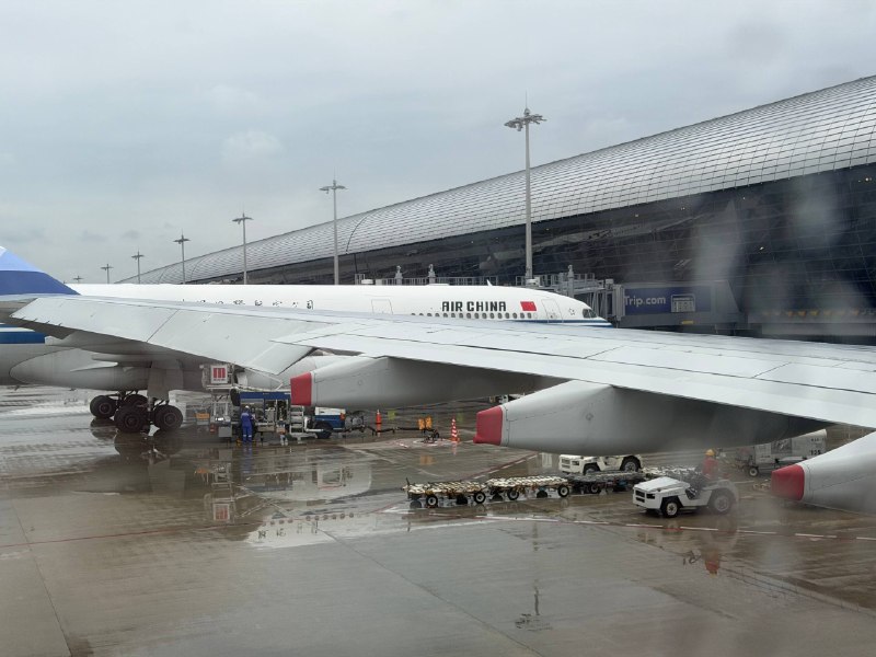 今天乘坐 China Airlines，对面是 Air China