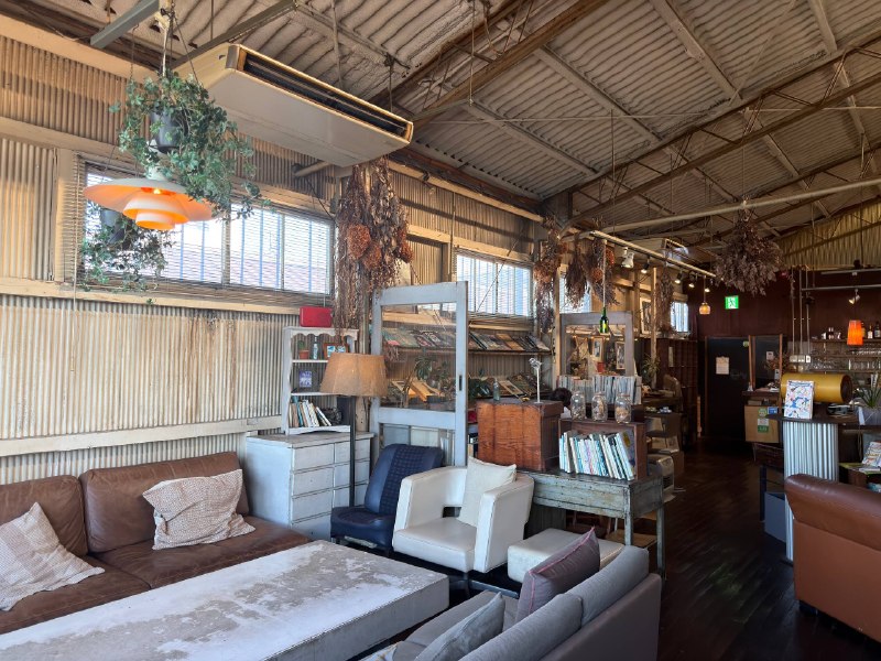 在高松的北浜找到一家咖啡店，旧集装箱改造的找了个一人独享海景的位置，吃些甜品，一会开始给朋友们写信✉️在高松的北浜找到一家咖啡店，旧集装箱改造的找了个一人独享海景的位置，吃些甜品，一会开始给朋友们写信✉️