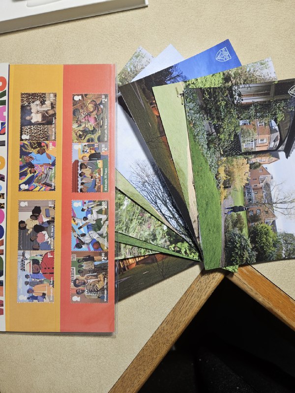 去学院一楼那边进货了八张明信片（早上去post office买了八张可以发international的邮票暂时就发tg里的7位群友吧（我自己给自己也寄一张）后面走之前经过伦敦可以再买一点寄