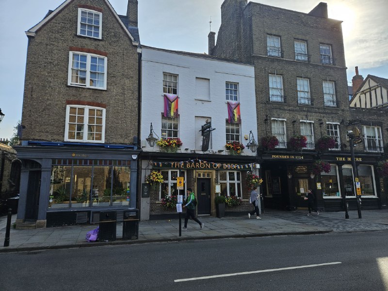 某家挂pride旗的小店