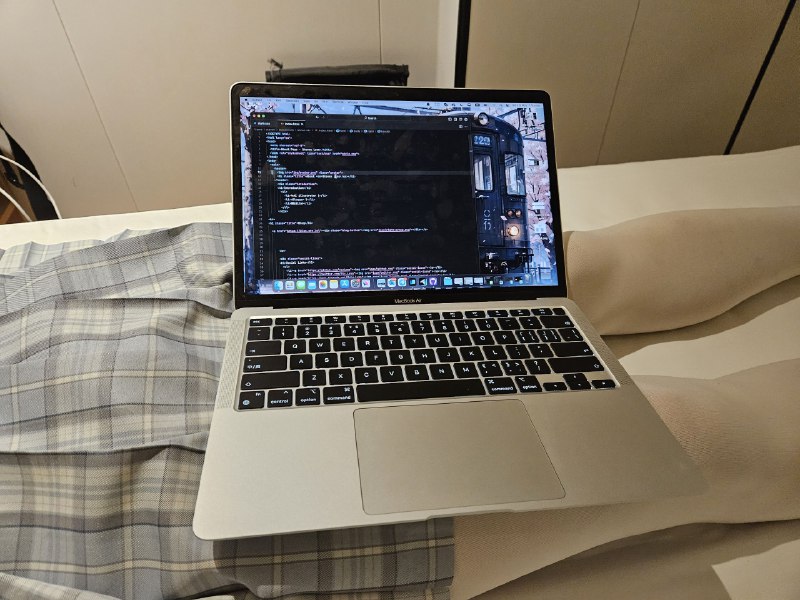 找个地方先放一下MacBook（）