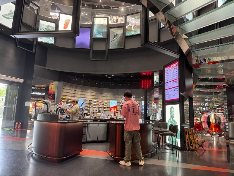 公司旁边 李宁大厦一楼 李宁咖啡公司旁边 李宁大厦一楼 李宁咖啡