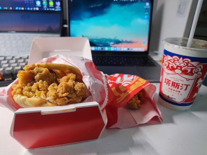#Steven今天吃什么第一次吃塔斯汀，虽然早就听说过但以前没吃过汉堡口感还可以感觉不错，反正比k记值但是非要叫中国汉堡多少有点那啥