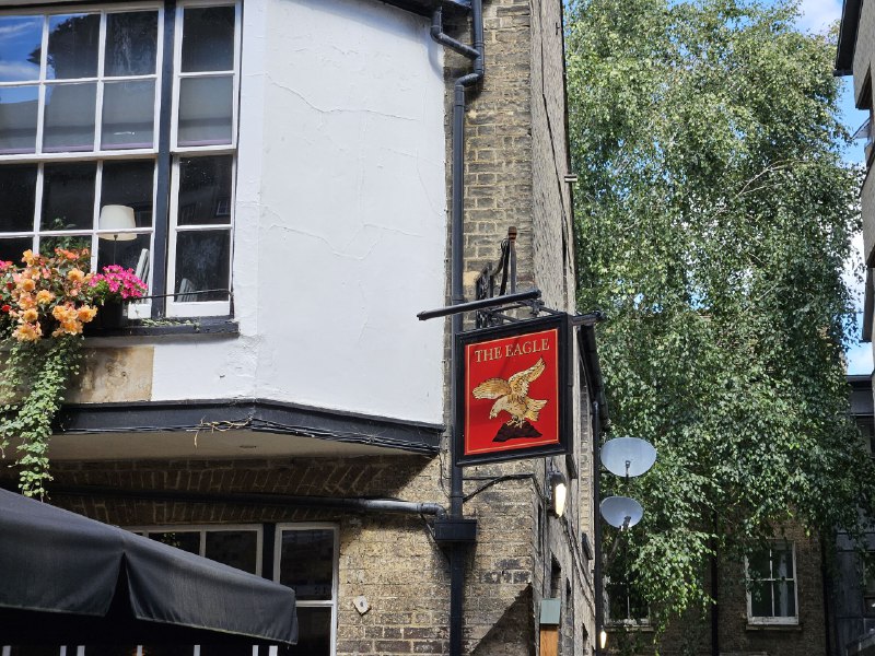 The eagle酒吧以及P3的楼沃森克里克在这里发现了DNA结构并获得诺贝尔奖The eagle酒吧以及P3的楼沃森克里克在这里发现了DNA结构并获得诺贝尔奖