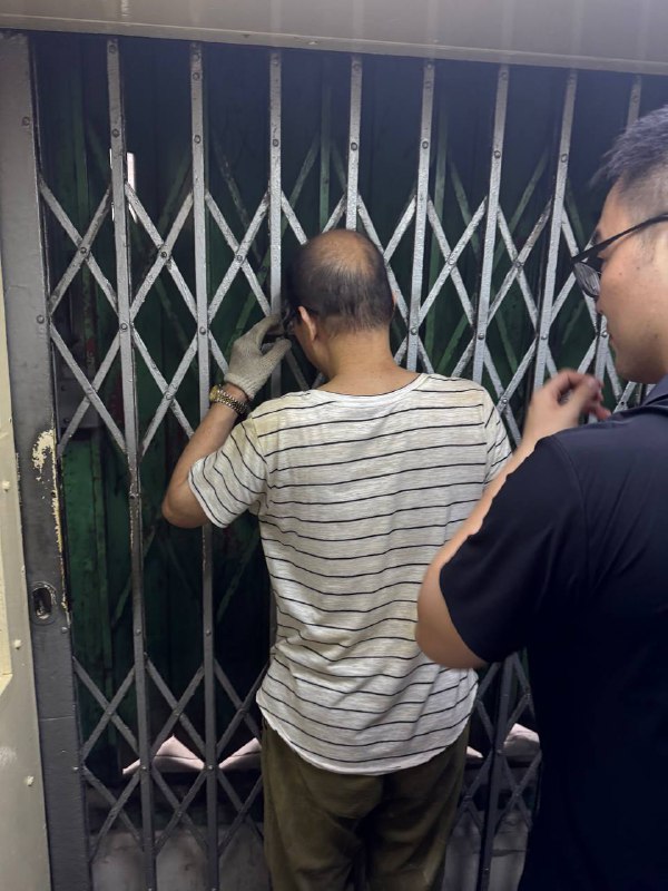 在 Kennedy 坐到了这个很有年代感的手动挡电梯local 老哥表示也没坐过在 Kennedy 坐到了这个很有年代感的手动挡电梯local 老哥表示也没坐过