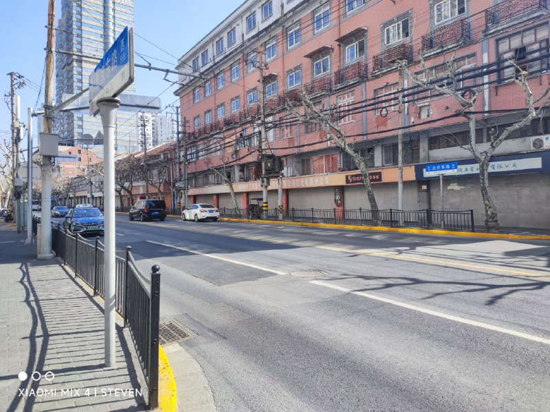 一整条路的店铺都关门了门口都被用水泥封起来了不知道是不是三年封控所致
